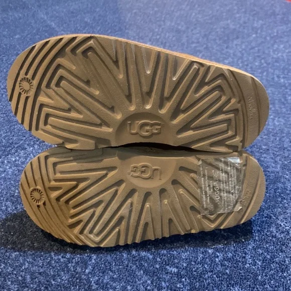 Kid’s UGG Boots size 2 Chestnut color - Picture 3 of 5